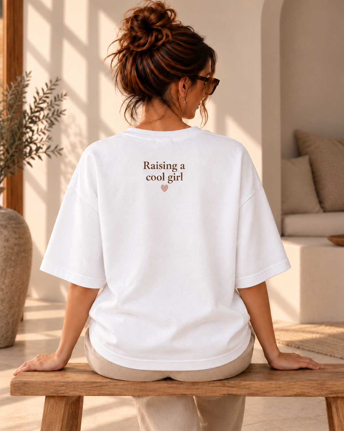 T-shirt Raising a cool girl - Wit (mama)