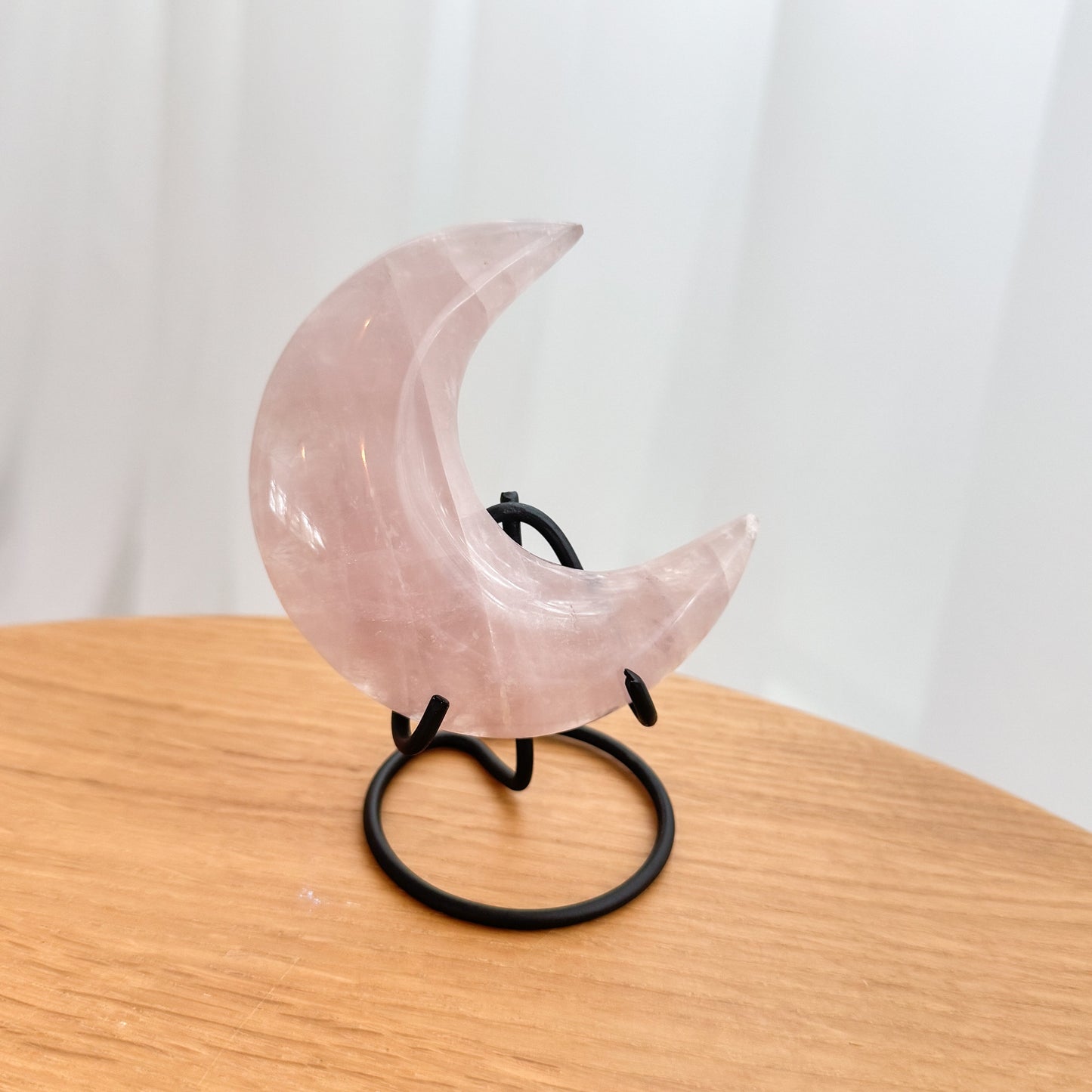 Rozenkwarts Maan op Standaard – liefde & zachtheid