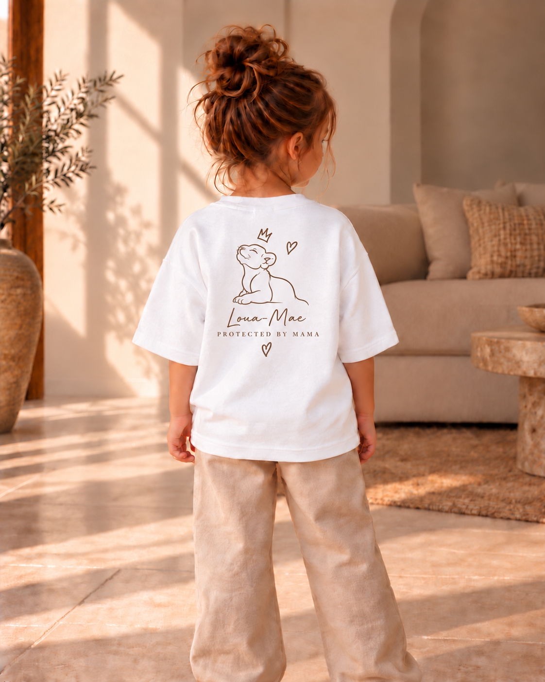 T-shirt Protected By Mama Leeuwtje met naam - Wit (mini)